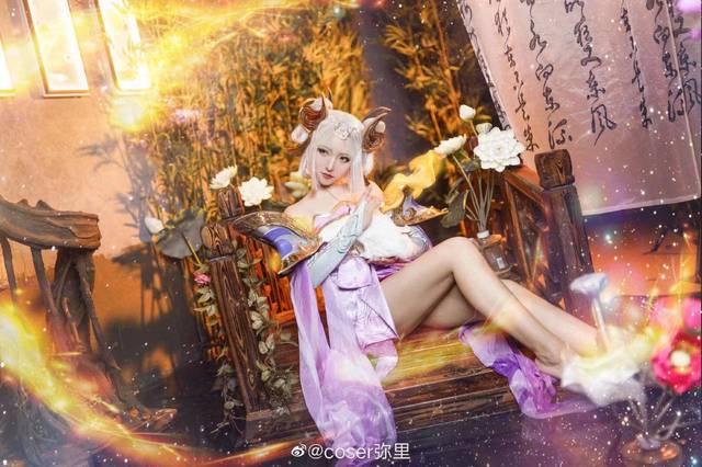 女玩家cos王者荣耀嫦娥,腿白颜值后期无敌!兄弟,借一步说话!