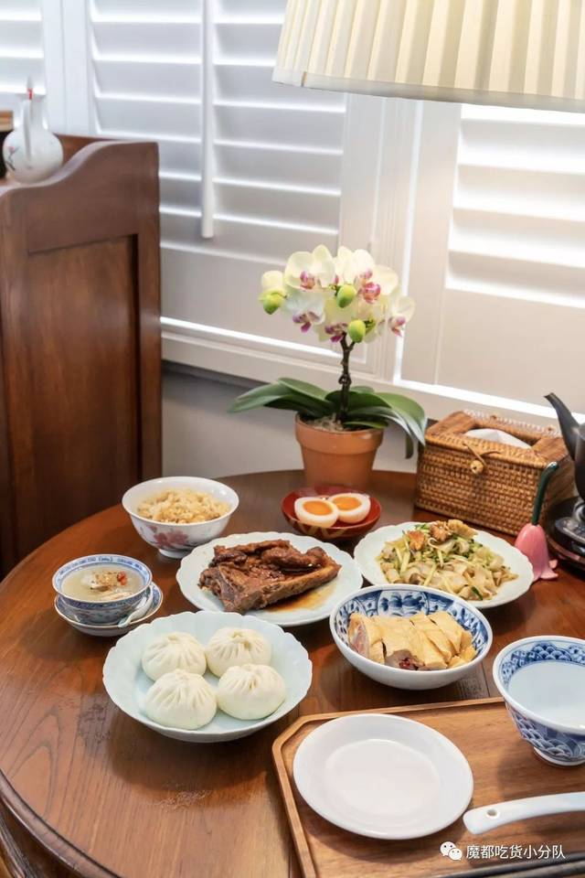 老洋房客厅饭店摇铃吃饭