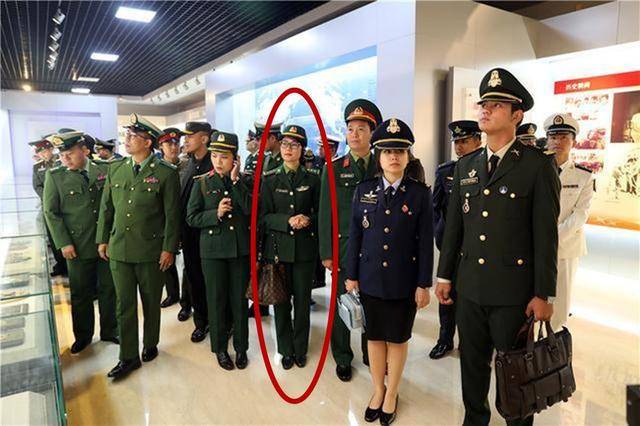 女军人高调携高档LV,越南军队经商公开化,大量