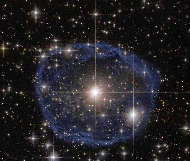 宇宙中最亮的星体,比太阳亮了700万亿倍,堪比2万多个银河系