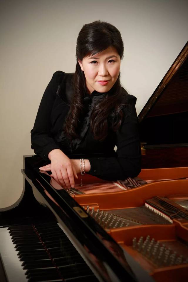 2010年以来,施雯走向了世界音乐舞台.