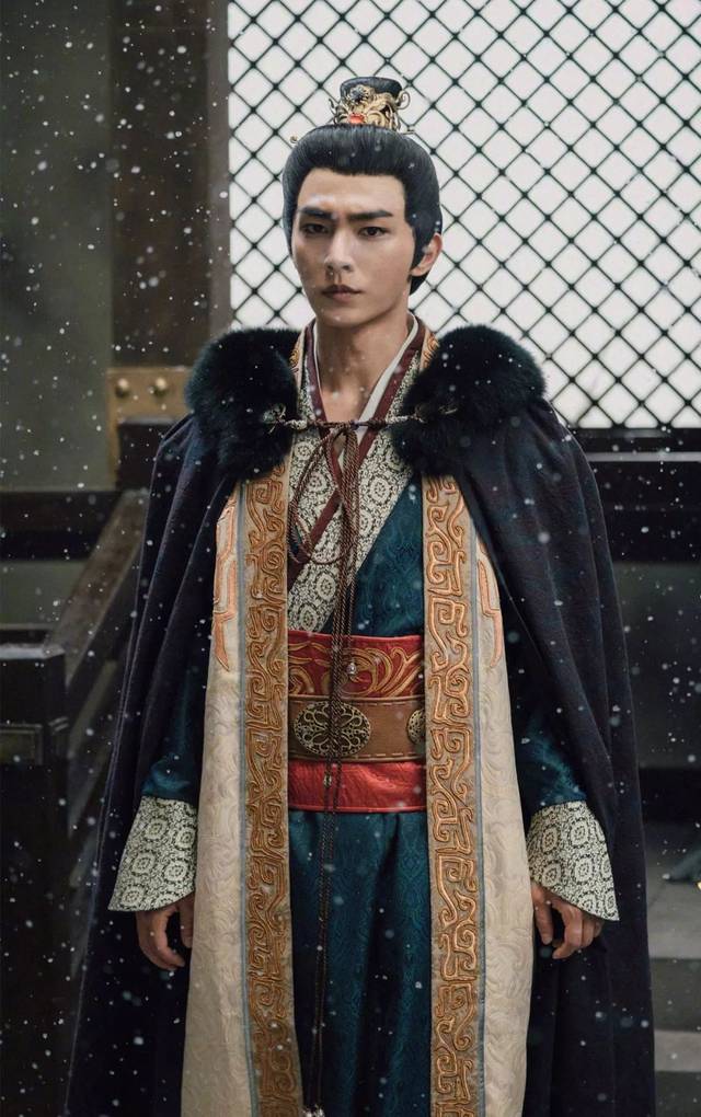 刀削般立体的脸庞,驾驭古装毫无压力,正如炎亚纶自己所说:"我这个脸还