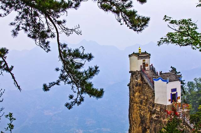塔云山山顶的寺庙,由一馆,一堂,一庙,一塔,九殿组成,始建于明万历二十