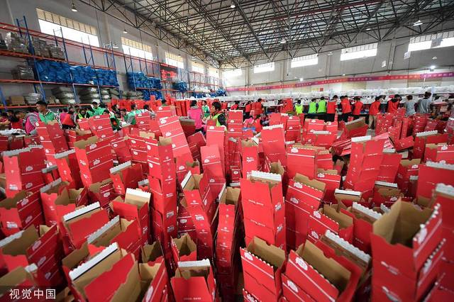 中新社商家迎来双十一打包发货高峰