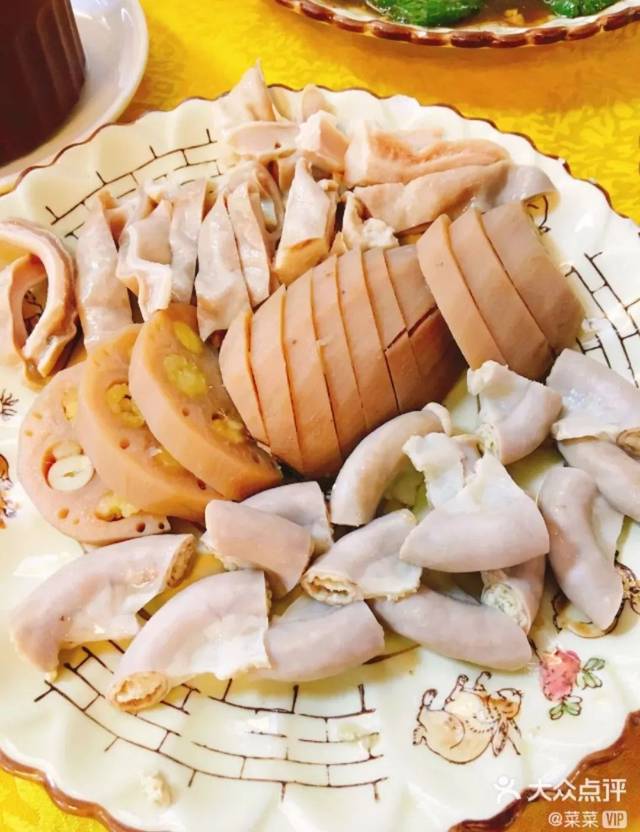 白切拼盘也很多人点,里面包括了猪肠,莲藕,猪肚,白切鸡等等,莲藕吃