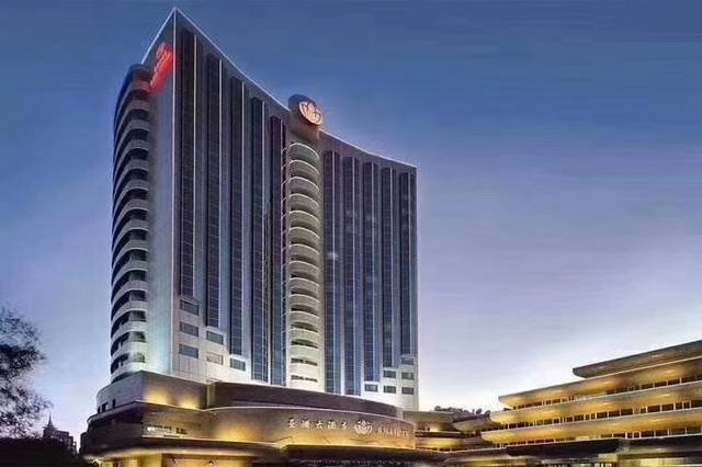 雍正款青花釉里红海水云龙纹天球瓶