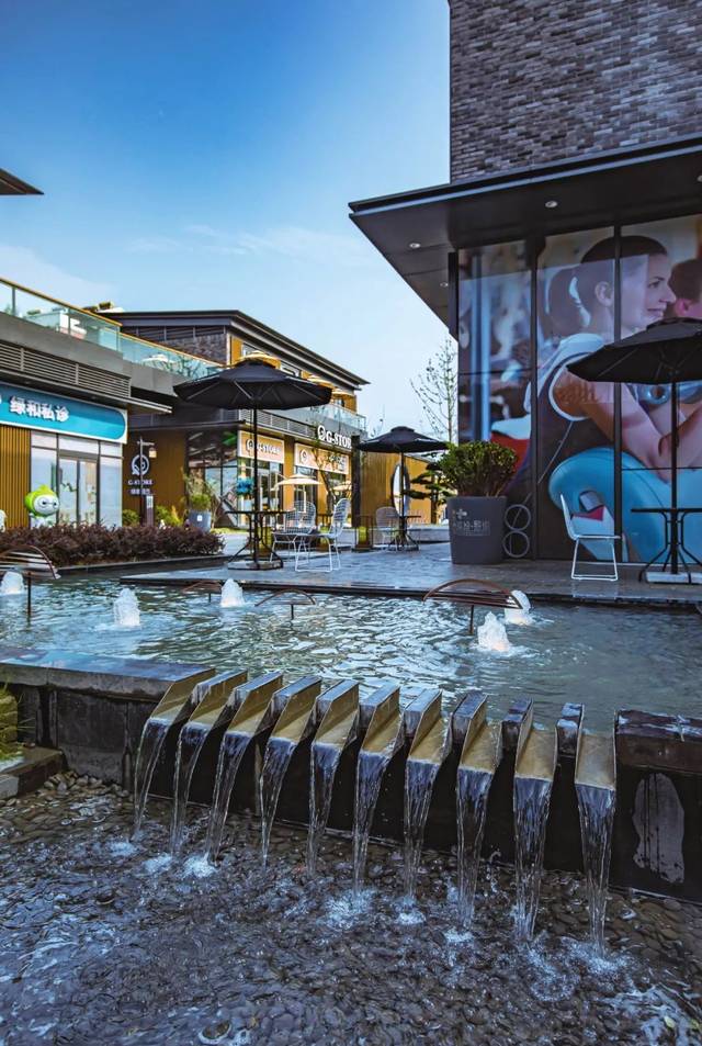 别有天地非人间桃花流水杳然绿地大吴运河小镇