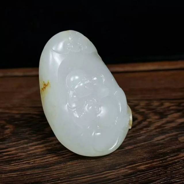 羊脂玉色如截脂，价值高，最美的是羊脂白玉！和田玉还当作爱慕的信物