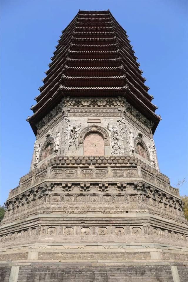 西三环附近有处绝美秘境,古塔,银杏,火车头.