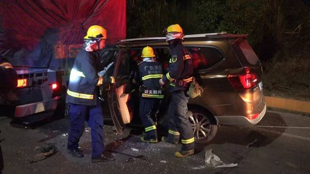 警情因道路拥堵两车追尾始兴消防紧急救援