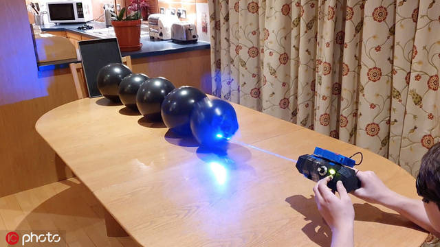 mcfarlane十分聪明,受到科技视频的启发,他决定自制激光枪,耗费6个月