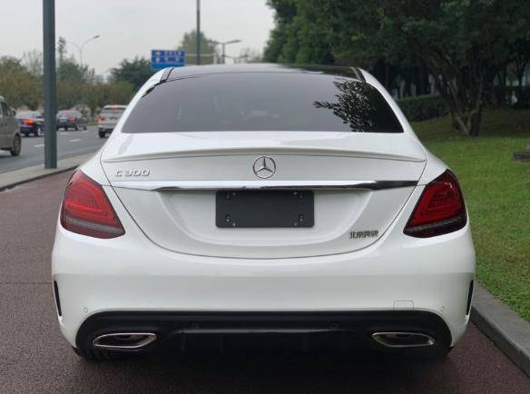 小伙花44万元买到奔驰c300运动版车尾四字一直不愿意扣