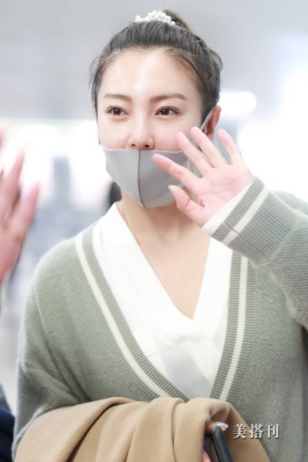 张雨绮穿衬衫又纯又欲,机场露素颜超清纯,摘下口罩那一刻我爱了