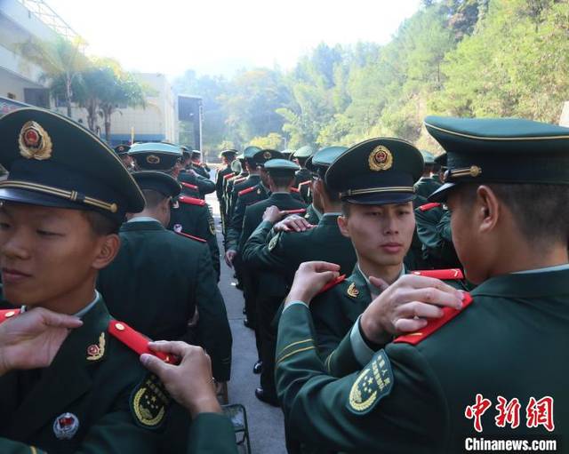 福建武警新兵举行2019年度新兵授衔仪式