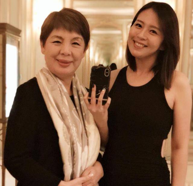 刘品言与朋友聚餐吃火锅嘟嘴卖萌超可爱开怀大笑不顾女神形象