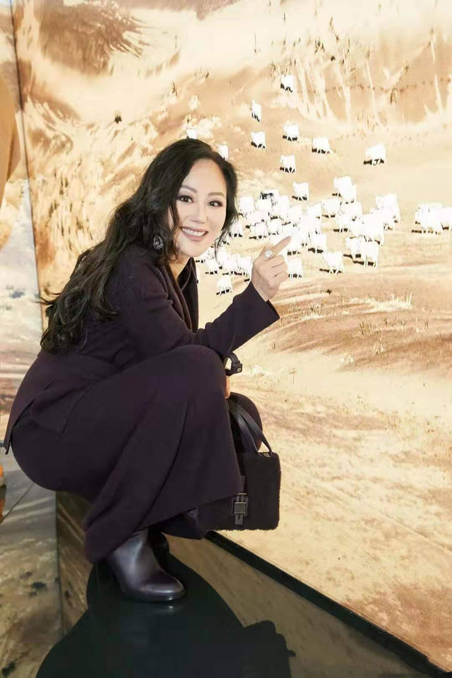 56岁章小蕙看起来真"贵",穿酒红色大衣高雅气质,一般人学不来