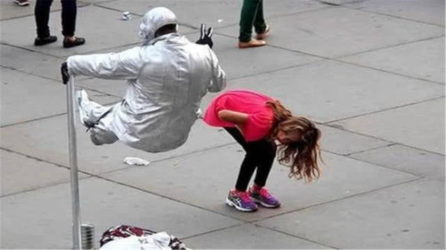 国外街头"浮空术",不借助物体就能悬浮空中,究竟是什么原理