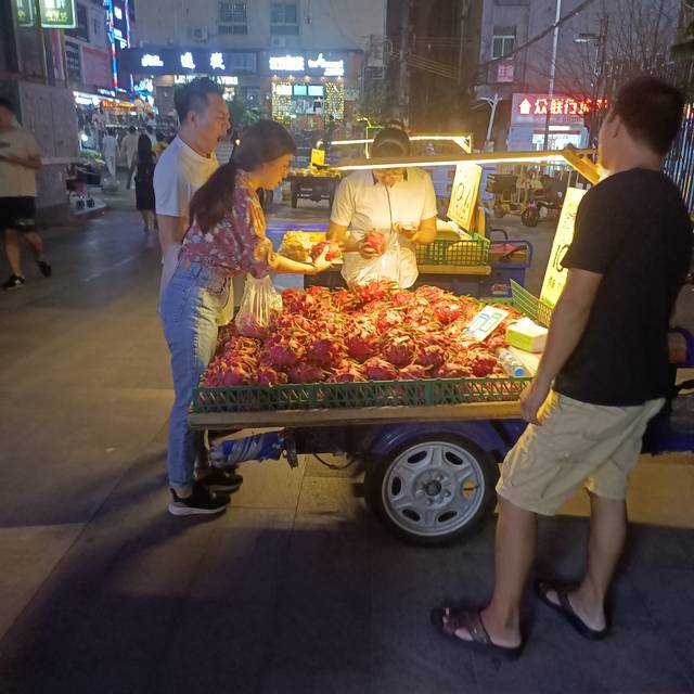 深圳禁止擺地攤後店鋪生意差了街道冷冷清清