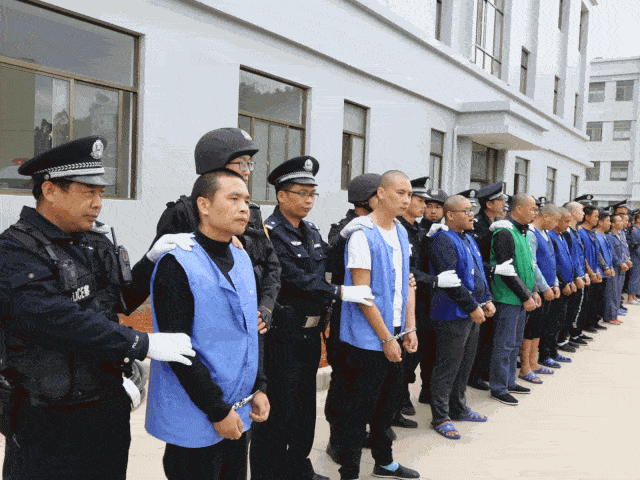 大快人心以李明为首的楚雄涉黑犯罪团伙22名犯罪嫌疑人公开辨认现场