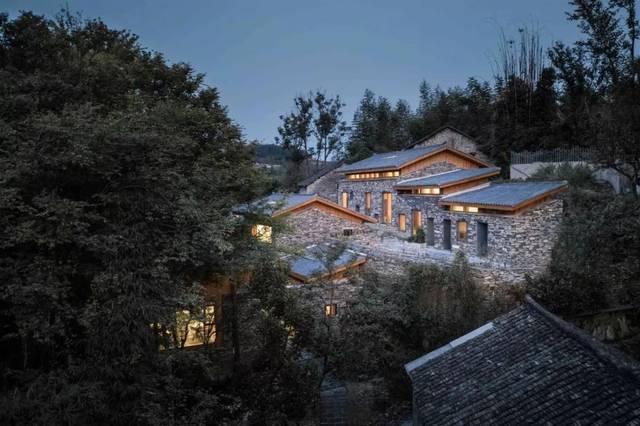 凤凰古城边,南方长城下,醉美民宿"拉拉毫的石屋"喜提:产业扶贫最美