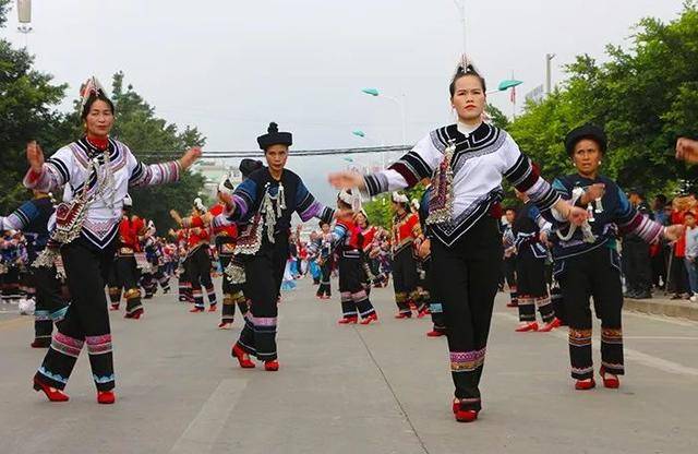 红河县哈尼十月年:万人共跳"乐作舞" 嗨翻全城_手机搜狐网