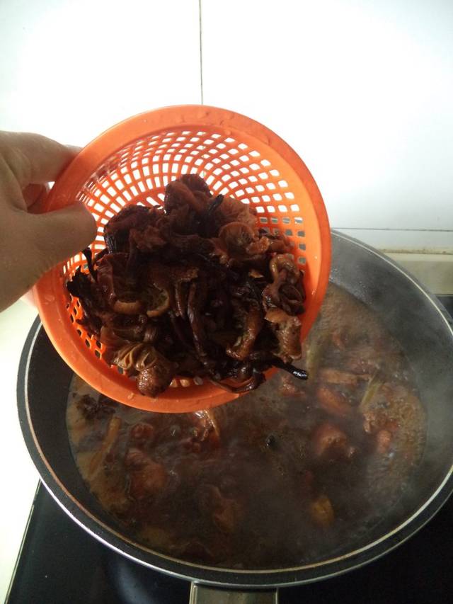 都知道东北小鸡炖蘑菇,你知道做法吗?这道菜在