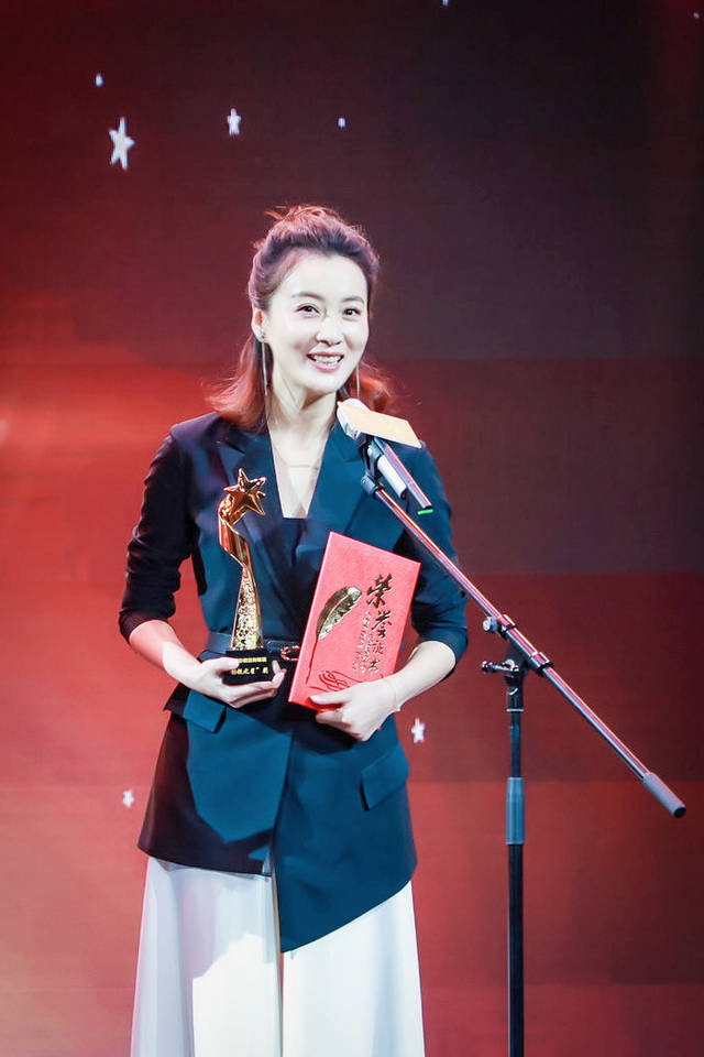 徐梵溪出席钱塘之夜影视盛典斩获实力女演员奖