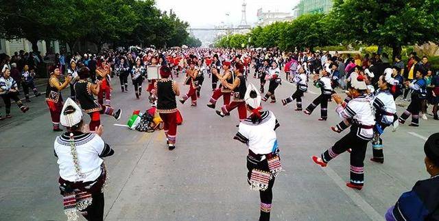 红河县哈尼十月年:万人共跳"乐作舞" 嗨翻全城_手机搜狐网