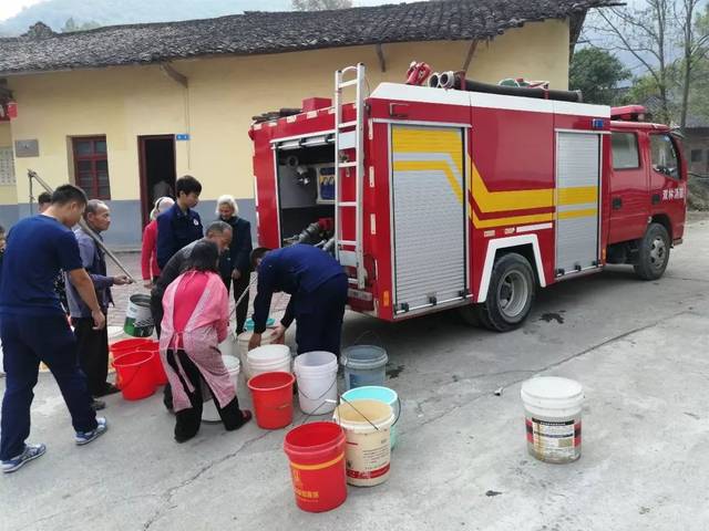新余市分宜县双林镇政府专职消防队持续送水进户解民忧