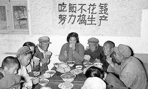 50年代公社大锅饭老照片走到哪吃到哪