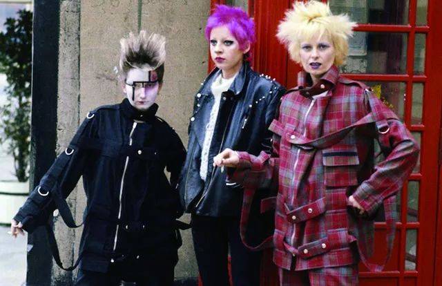 穿着典型的朋克装束我们可以先来谈谈影响着现今时尚圈的亚文化是什么