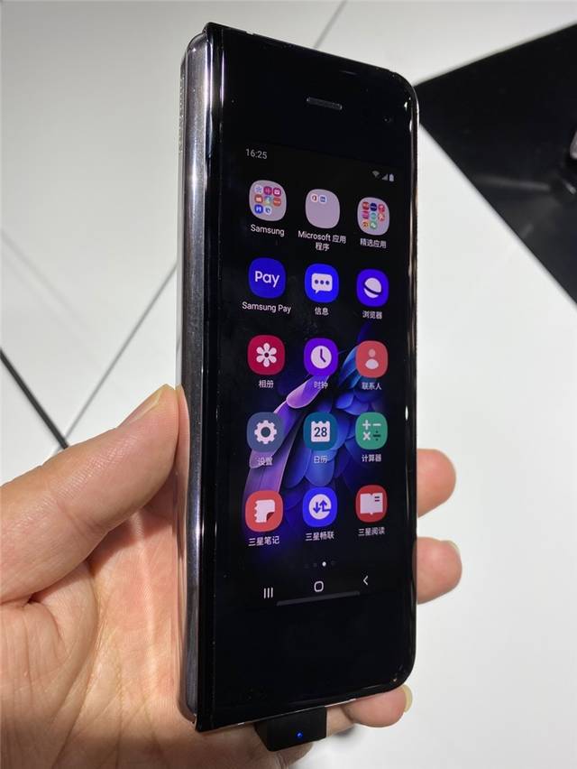 三星w20 5g折叠屏采用了左右折叠的设计,和三星galaxy fold的设计一致