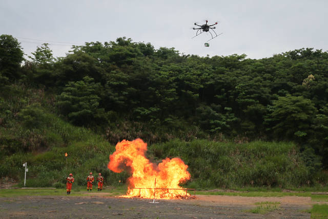 无人机投掷灭火弹训练