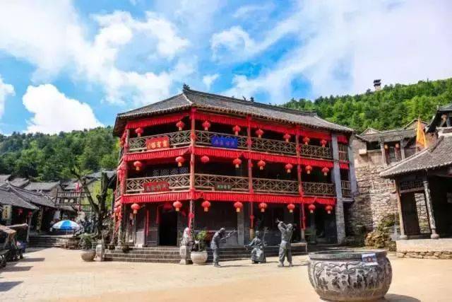 地址:洛阳市栾川县三川镇抱犊寨 伏牛山滑雪度假乐园