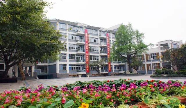 八十载薪火相传,几代人高歌猛进,从昔日的"成城中学","川大附中","