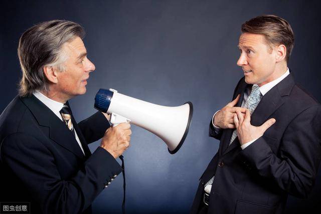 在社交媒体上自由挥洒自己的看法的尺度往往很大非常随意.