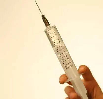 爸爸急疯了！4岁女儿在小区里玩被陌生男子扎针，注射不明液体……_手机搜狐网