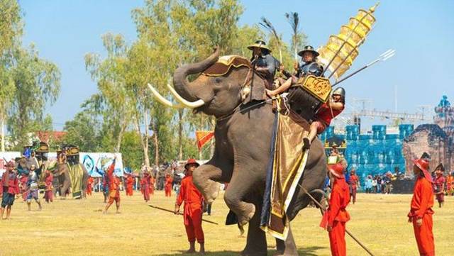 泰国大象节场面震撼再现古代骑象打仗