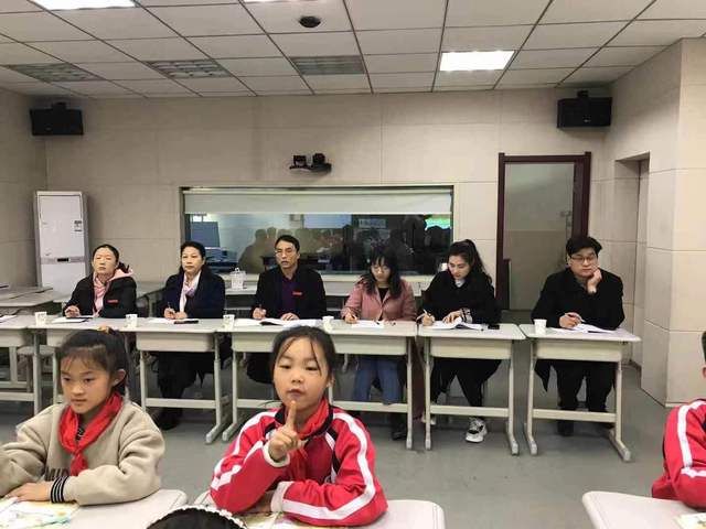 教学展风采,专家引成长-经开区教研员李艳霞老师指导锦凤小学英语