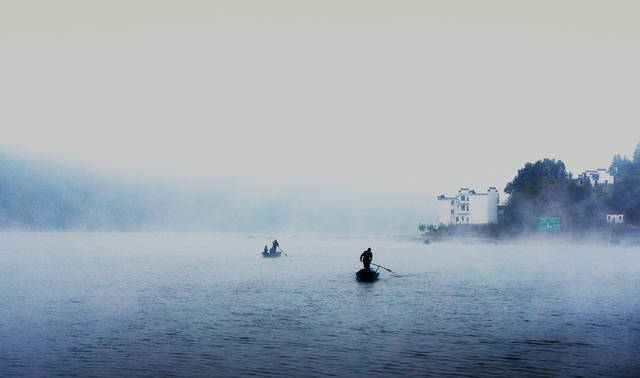 呂岩吹笛淚如雨,江上扁舟向天涯.