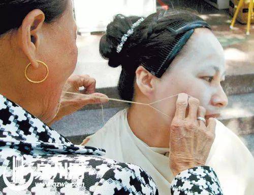 其实这种灵感来自闽南的民间传统美容术——挽面,先在女生的脸上抹粉