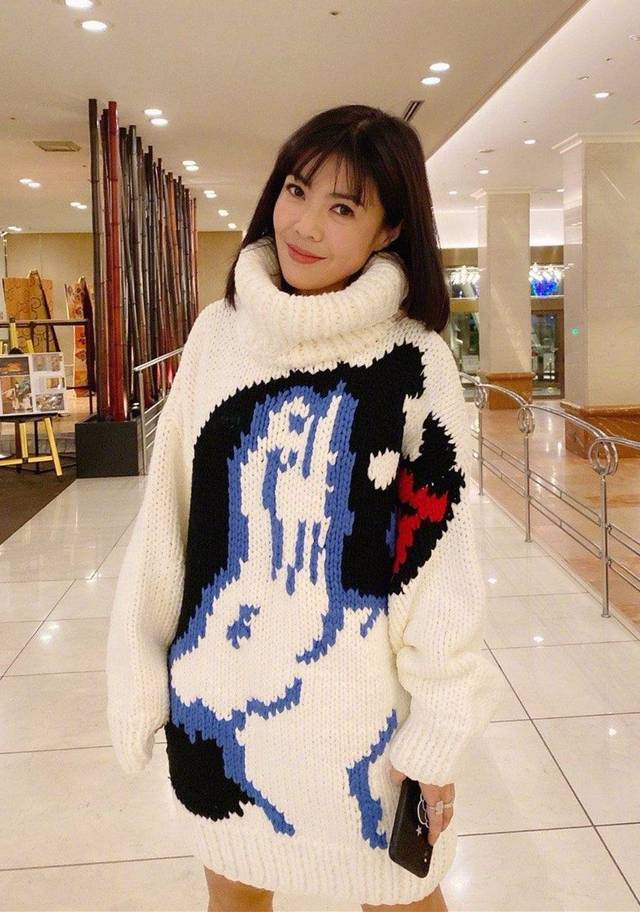 时尚大佬苏芒会装嫩,穿高领毛衣玩下身失踪,比28岁姑娘还时髦!