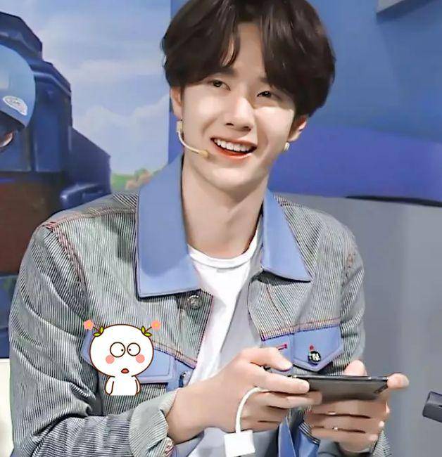 王一博拿手机的姿势火了,看到他认真打游戏的样子,我承认我心动