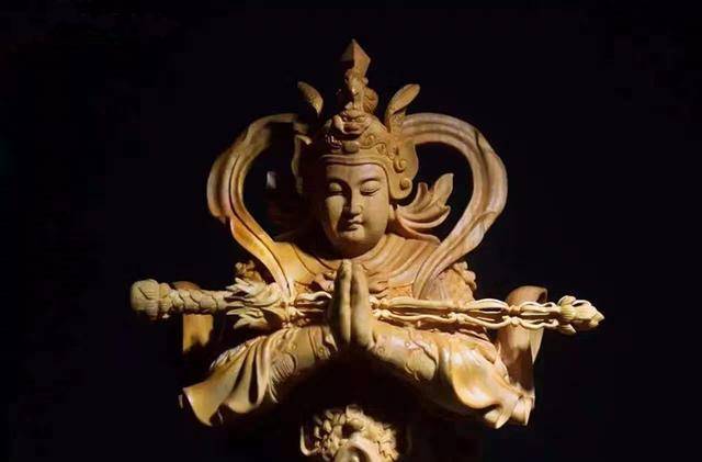 摩诃般若波罗蜜韦陀菩萨手持金刚伏魔杵,不但降魔护法,还能断绝修行者