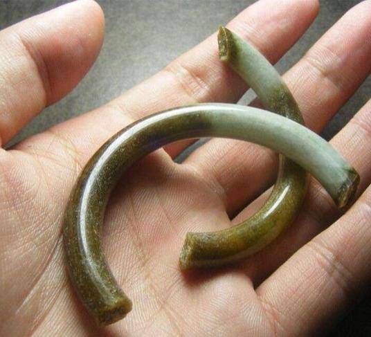 贴身玉佩突然掉落摘下玉镯事事不顺戴玉的禁忌你懂么