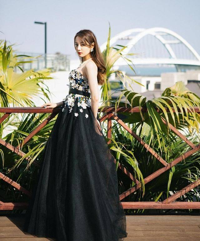 金鸡奖红毯众女星造型亮眼:刘诗诗高贵典雅,杨