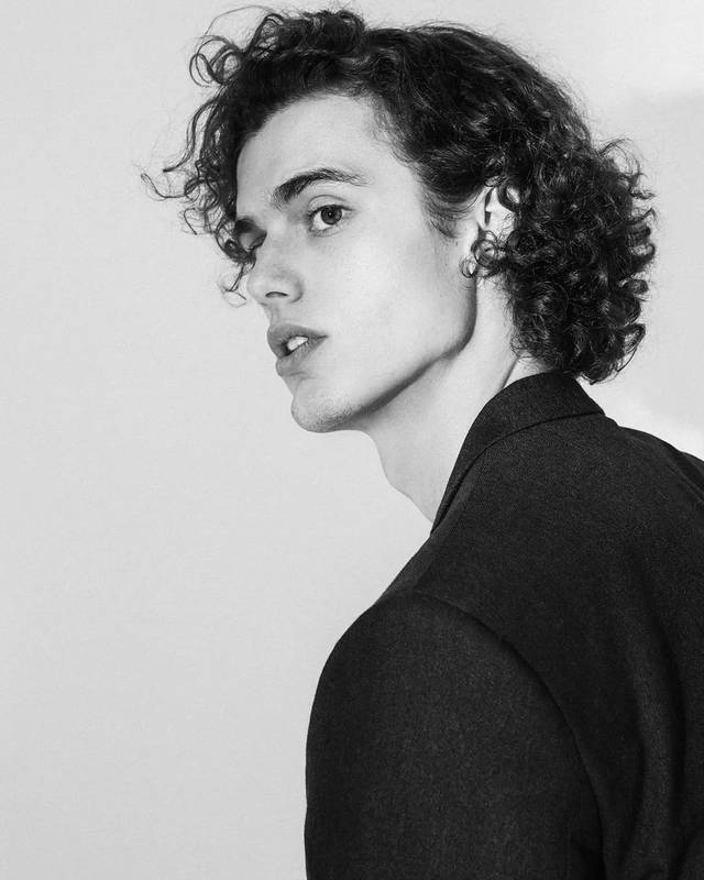 16岁191cm内裤男模私照1秒吸粉7万,引一亿网