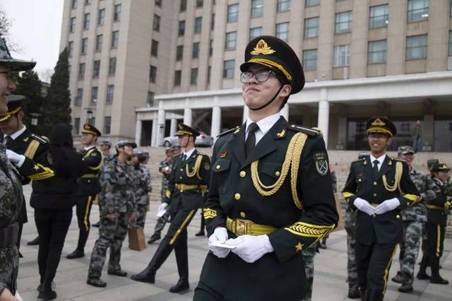 当然是因为没戴去年女队员绣了名字的白手套/没认出给自己拿礼物的女