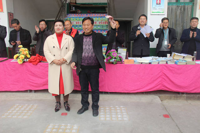 最后,黄鹏教授向邓岗小学捐款2000元,用于改善留守儿童生活条件,购买