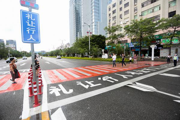 第三十八條明確規定:對遇行人正在通行人行橫道時未停車讓行的行為